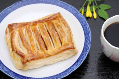 siyah arka plan üzerinde kahve ile lezzetli ev yapımı elmalı turta 