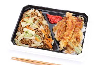 Japon bento öğle yemeği paketi beyaz arka planda izole   