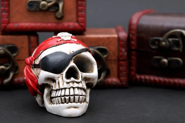 Σκελετός Πειρατής Σεντούκι Θησαυρού Σκούρο Φόντο — Φωτογραφία Αρχείου