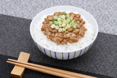 Japon pilavı ve Natto bir kase üzerinde. 