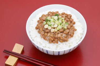 Japon pilavı ve Natto bir kase üzerinde. 