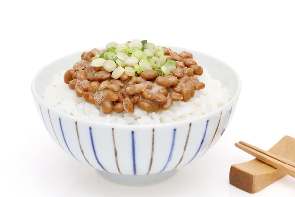 Japanisches Essen Gekochter Weißer Reis Mit Natto Auf Weißem Hintergrund — Stockfoto