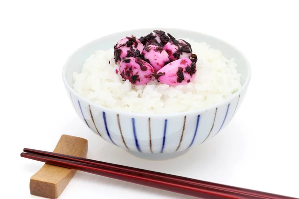 Japanischer Gekochter Weißer Reis Mit Knoblauchgurken Auf Weißem Hintergrund — Stockfoto