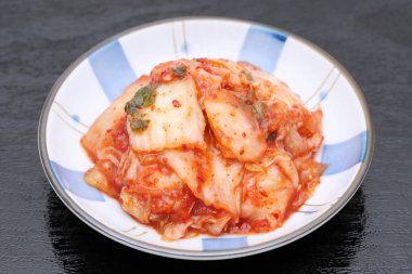 Kimchi (Kore gıda) siyah arka plan üzerinde yakın