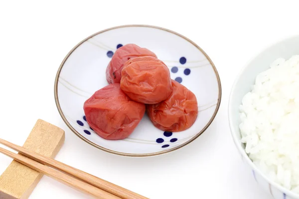 Japanisches Essen Eingelegte Umeboshi Mit Gekochtem Reis Auf Weißem Hintergrund — Stockfoto