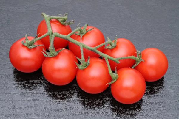 Ramo Tomates Cereja Contexto Escuro — Fotografia de Stock