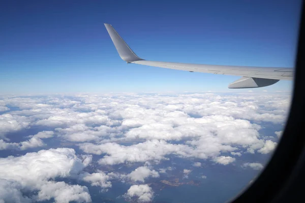Egy Repülőgép Szárnya Repül Felhők Felett Repülőgép Ablakából — Stock Fotó