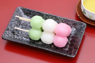 Japon geleneksel şekerleme Sanshoku Dango 