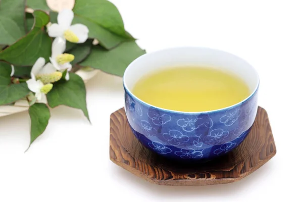 Houttuynia Cordata茶 健康的多库达米饮料 在白色背景 — 图库照片