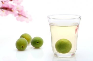 Japon erik şarabına beyaz arka planda umeshu denir. 