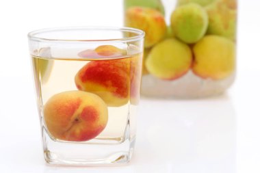 Japon erik şarabına beyaz arka planda umeshu denir. 