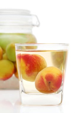 Japon erik şarabına beyaz arka planda umeshu denir. 