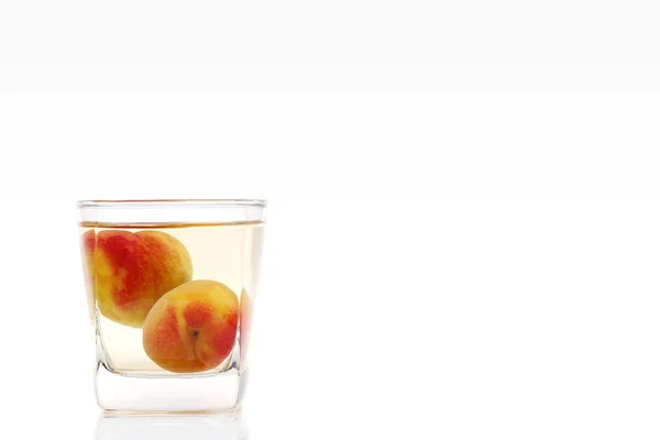 白を背景に梅酒と呼ばれる日本の梅酒 — ストック写真