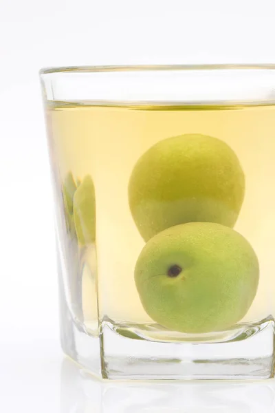 Japanse Pruimenwijn Genaamd Umeshu Witte Achtergrond — Stockfoto