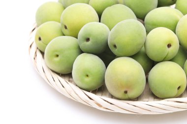 Beyaz arka planda Japon kayısı, Ume, erik 
