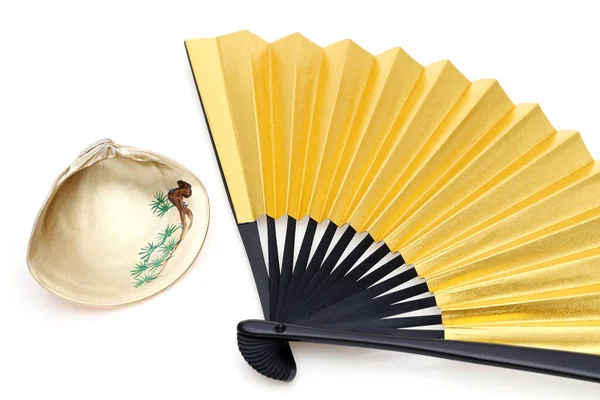 Giapponese Ventilatore Pieghevole Dorato Oro Pittura Conchiglia Sfondo Bianco — Foto Stock