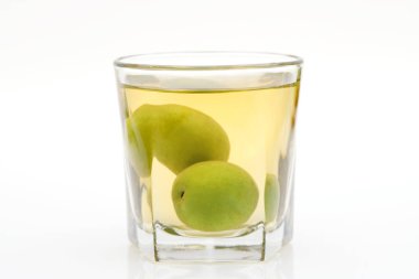 Japon erik şarabına beyaz arka planda umeshu denir.     