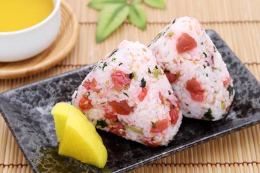 Onigiri, Japon gıda, pirinç topu, umeboshi shirasu ile pirinç üçgeni 