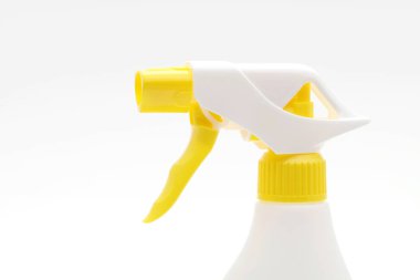 Beyaz arka plan üzerinde bakteri sprey kaldırma ile Plastik şişe 