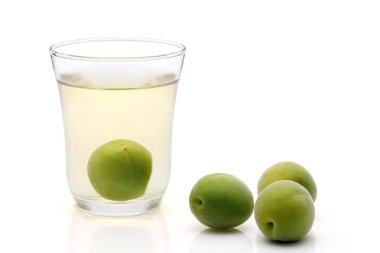 Japon erik şarabına beyaz arka planda umeshu denir. 