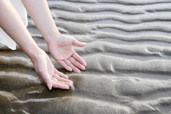 Młoda Kobieta Nabierania Mokrego Piasku Piaszczystej Plaży — Zdjęcie stockowe