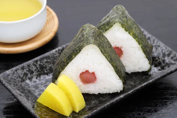 오니기리 일본주먹밥 우메보시를 곁들인 쌀삼각 — 스톡 사진