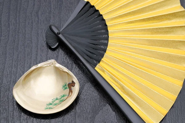 Japanse Gouden Opvouwbare Fan Goud Schilderij Seashell Zwarte Achtergrond — Stockfoto