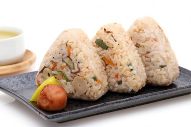 Onigiri, Japon gıda, Japon pirinç topu, Takikomigohan ile pirinç üçgeni  