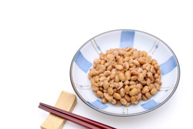 Japanes gıda, beyaz arka planda fermente soya fasulye natto 