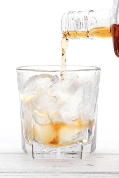 Láhev Whisky Níž Nalije Sklo Bílém Pozadí — Stock fotografie