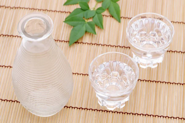 Sake Japonés Taza Vidrio Transparente Tarro Mesa Bambú — Foto de Stock