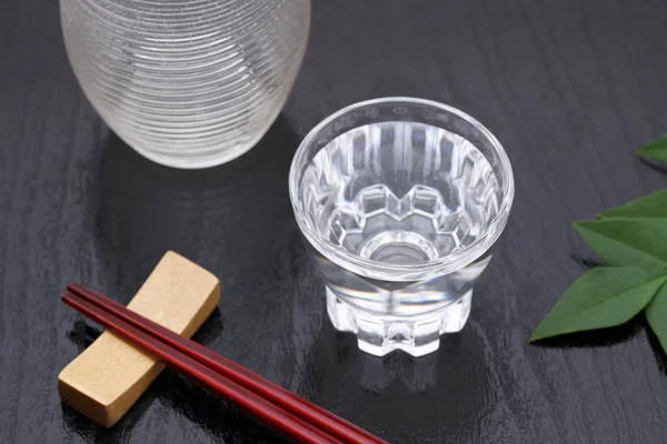 Sake Japonés Taza Vidrio Transparente Frasco Sobre Fondo Negro —  Fotos de Stock