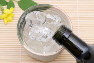 Bambu masada Japon shochu ve seramik kase Şişe 