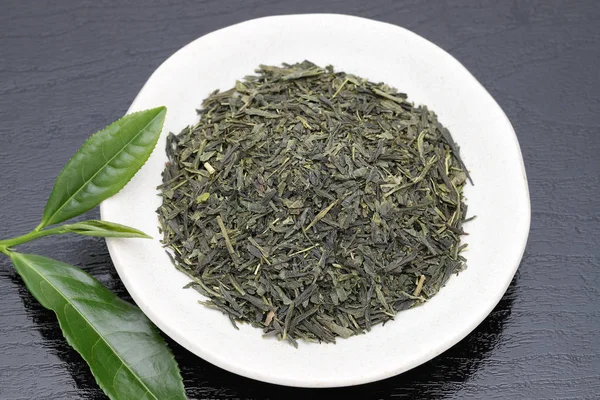 Листья Сушеного Чая Зелеными Чайными Листьями Черном Фоне — стоковое фото