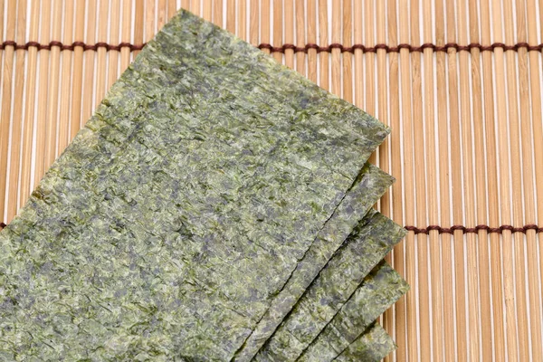 Japanisches Essen Nori Trockene Algenblätter Auf Bambus Hintergrund — Stockfoto