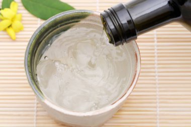 Bambu masada Japon shochu ve seramik kase Şişe 