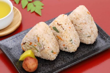 Onigiri, Japon gıda, Japon pirinç topu, Takikomi gohan ile pirinç üçgeni  