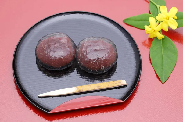 Confiserie Traditionnelle Japonaise Bonbons Kuzu Mochi Sur Fond Rouge — Photo