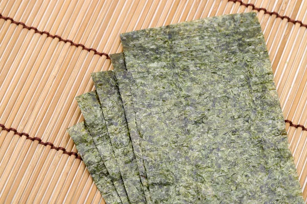 Nourriture Japonaise Feuilles Algues Sèches Nori Sur Fond Bambou — Photo