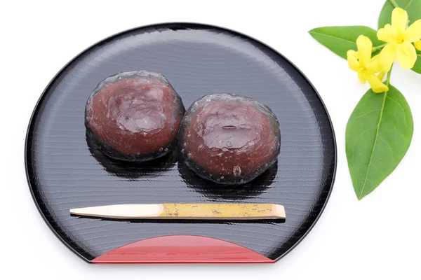 日本の伝統的な菓子 白い背景にくず餅のお菓子 — ストック写真