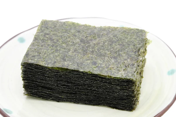 日本食品 盘子里堆着一堆干海藻片 — 图库照片