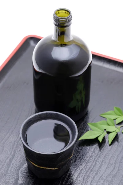 Flasche Mit Japanischem Shochu Und Keramikschale Auf Holztablett Auf Weißem — Stockfoto