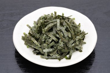 Japon yemekleri, Nori siyah arka planda yosun kurutulmuş 