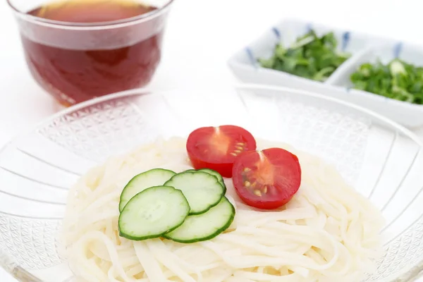 白い背景にメンチュウとガラス板に入った日本のひやむぎ麺 — ストック写真