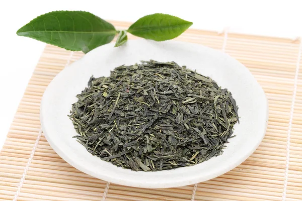 Листья Сушеного Чая Зелеными Чайными Листьями Бамбуковом Фоне — стоковое фото
