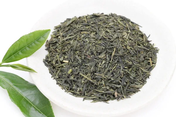 Листья Сушеного Чая Зелеными Чайными Листьями Изолированы Белом Фоне — стоковое фото