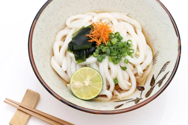 Tagliatelle Giapponesi Bukkake Udon Una Ciotola Ceramica Sfondo Bianco — Foto Stock