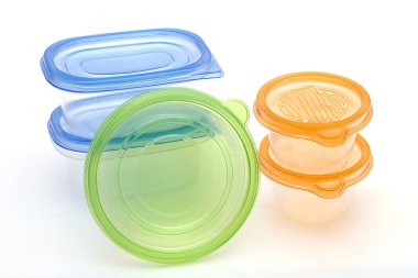 Beyaz arka plan üzerinde izole gıda plastik kaplar yığını