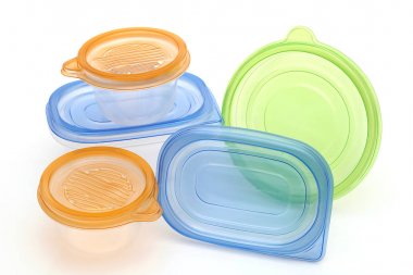 Beyaz arka plan üzerinde izole gıda plastik kaplar yığını