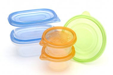 Beyaz arka plan üzerinde izole gıda plastik kaplar yığını